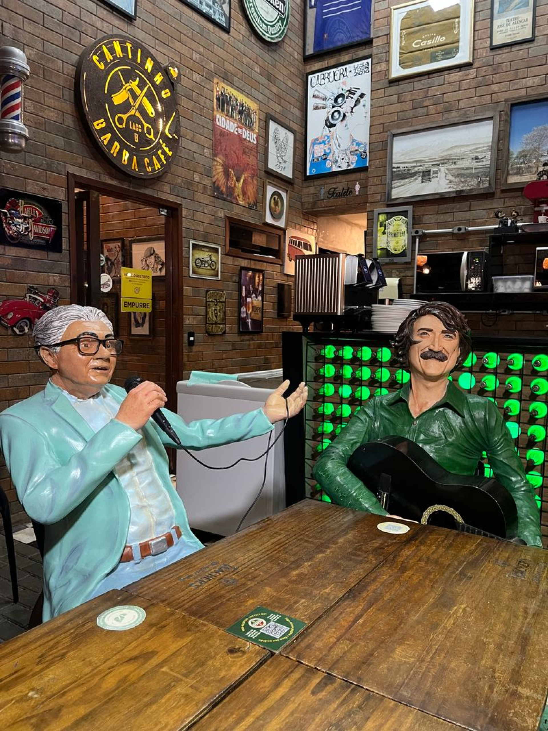 {'nm_midia_inter_thumb1':'https://www.opovo.com.br/_midias/jpg/2025/11/06/263x156/1_cantinho__1_-37784378.jpeg', 'id_midia_tipo':'undefined', 'id_tetag_galer':'1', 'id_midia':'690cfbe48dc27', 'cd_midia':37784378, 'ds_midia_link': 'https://www.opovo.com.br/_midias/jpg/2025/11/06/cantinho__1_-37784378.jpeg', 'ds_midia': '', 'ds_midia_credi': 'Divulgação', 'ds_midia_titlo': '', 'cd_tetag': '103085', 'cd_midia_w': '1920', 'cd_midia_h': '2561', 'align': 'Clear', 'midias': [37784378,37784553], 'ds_midma_legen': {'0': '','37784378': 'O Cantinho do Frango recebe shows e traz referências de artistas locais de diversas gerações ','37784553': 'Amanda Fonseca e Caio Napoleão, proprietários do Cantinho do Frango.'}}