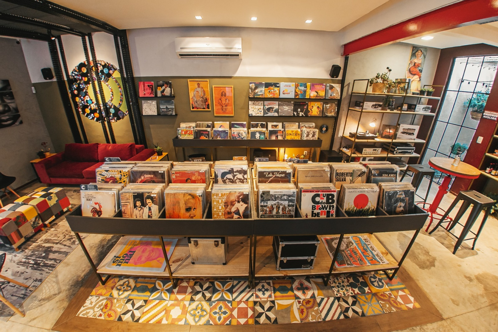 {'nm_midia_inter_thumb1':'https://www.opovo.com.br/_midias/jpg/2025/11/06/263x156/1_hifive_1-37784446.jpeg', 'id_midia_tipo':'undefined', 'id_tetag_galer':'1', 'id_midia':'690cfbe48dc27', 'cd_midia':37784446, 'ds_midia_link': 'https://www.opovo.com.br/_midias/jpg/2025/11/06/hifive_1-37784446.jpeg', 'ds_midia': '', 'ds_midia_credi': 'Divulgação', 'ds_midia_titlo': '', 'cd_tetag': '103085', 'cd_midia_w': '1920', 'cd_midia_h': '1279', 'align': 'Clear', 'midias': [37784446,37784480], 'ds_midma_legen': {'0': '','37784446': 'Hifive Discos e Bar: de loja de vinis a um dos palcos mais interessantes da cena independente em Fortaleza hoje','37784480': 'Hifive Discos e Bar: de loja de vinis a um dos palcos mais interessantes da cena independente em Fortaleza hoje'}}