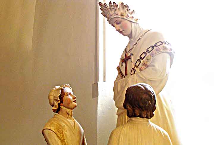 Maximin Giraud e Mélanie Calvat, duas crianças camponesas, disseram que na aparição a Virgem de La Salette tinha expressão triste e chorava. 
