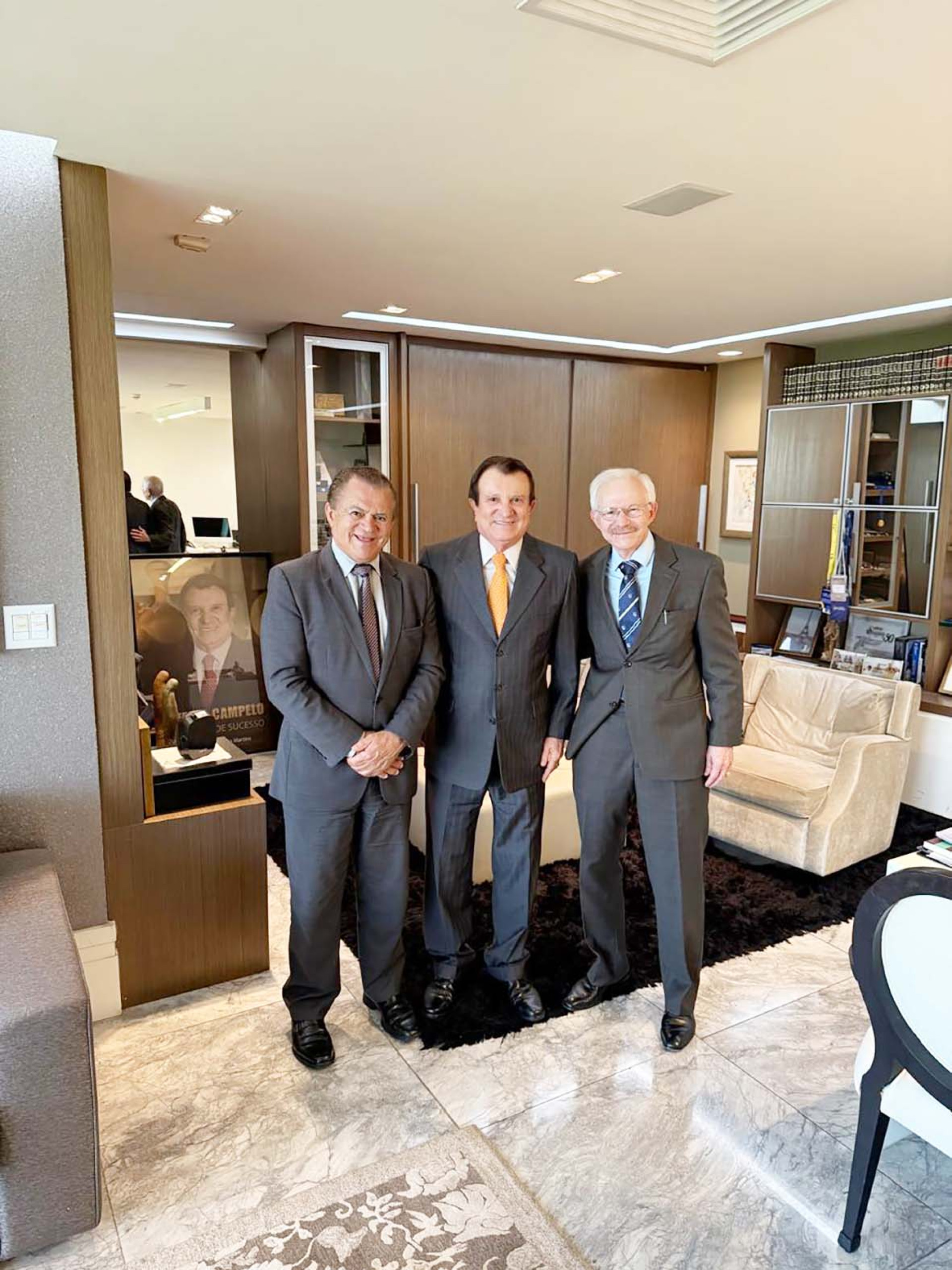 Advogado Estenio Campelo, que toca procurada banca em Brasília, aqui aparece recebendo em seu escritório os desembargadores Manoel de Andrade, presidente do Tribunal de Contas do Distrito Federal, e Emanuel Leite Albuquerque, do TJ daqui
 (Foto: acervo pessoal)