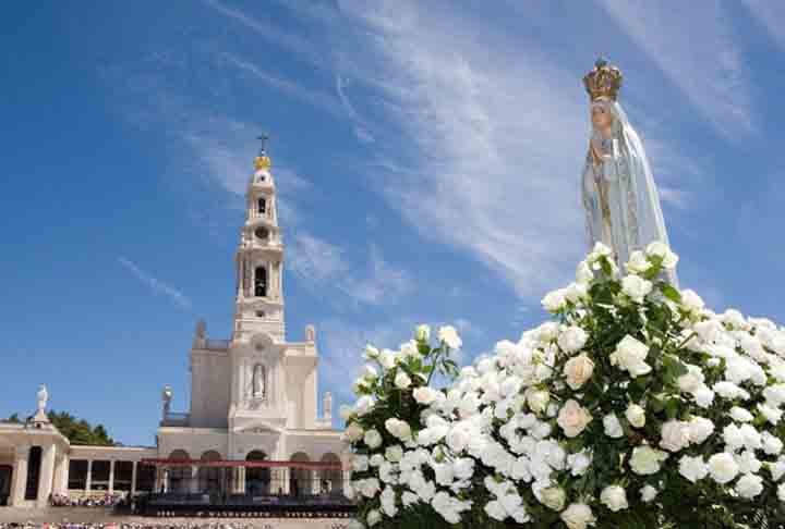 FÁTIMA- mais famosa é a de Nossa Senhora de Fátima em 13 de maio de 1917. Os relatos são de que Nossa Senhora apareceu para três crianças na cidade de Fátima, em Portugal.