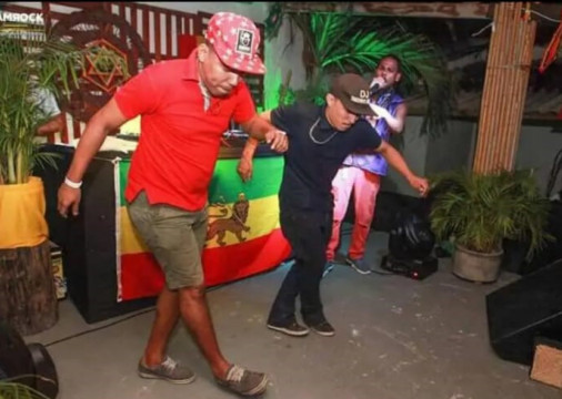 Dj Tandinho, um dos percurssores do reggae em Fortaleza, performando o passinho