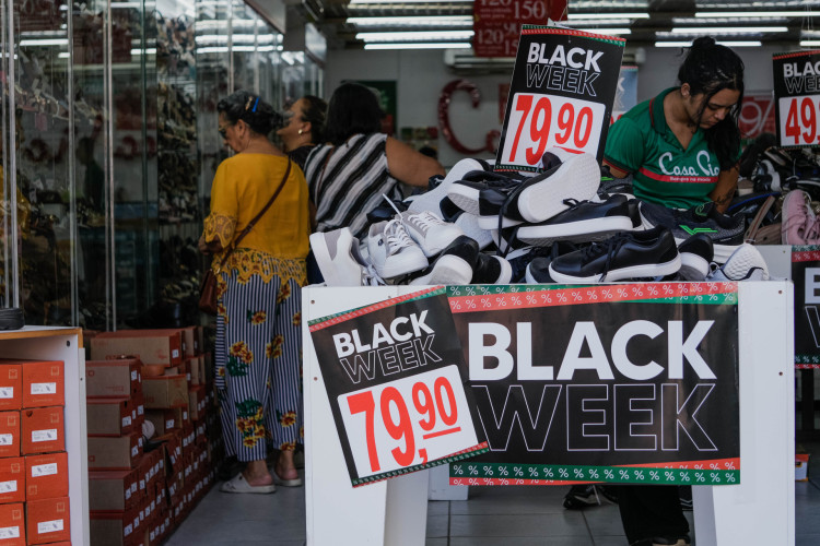 FORTALEZA, CEARÁ, BRASIL, 07-11-2025: Preparação de lojas no Centro de Fortaleza, para a Black Friday. (Foto: Fernanda Barros/ O Povo)