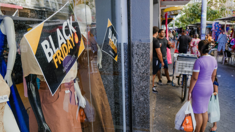 Com descontos prometidos e desconfiança elevada, a Black Friday 2025 movimenta o comércio de Fortaleza em meio ao aumento das buscas por ofertas reais e ao crescimento dos golpes online 