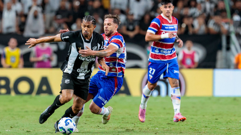 FORTALEZA-CE, BRASIL, 06-11-2025: Fernando Sobral e Lucas Sasha Campeonato Brasileiro Serie A Clássico Rei deu empate entre Fortaleza x Ceará. A partida aconteceu na Arena Castelão. (Foto: Samuel Setubal/ O Povo)