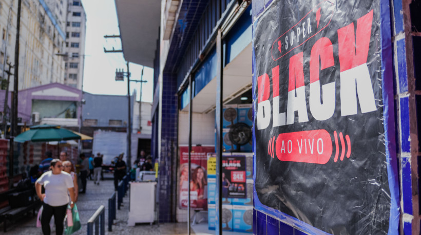 FORTALEZA, CEARÁ, BRASIL, 07-11-2025: Preparação de lojas no Centro de Fortaleza, para a Black Friday. (Foto: Fernanda Barros/ O Povo)