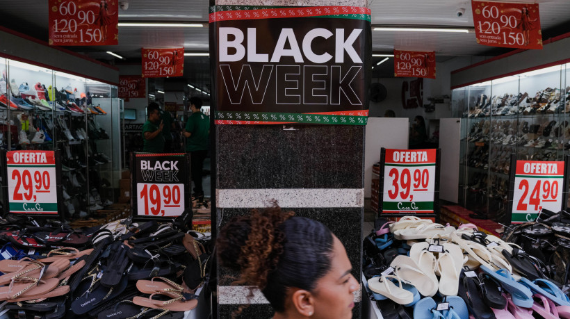 Dia de descontos demanda cuidado com fraudes e golpes. Na foto, preparação de lojas no Centro de Fortaleza, para a Black Friday