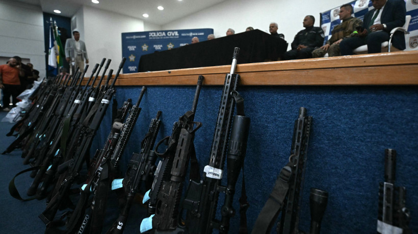 Fuzis de assalto apreendidos durante a Operação Contenção no Complexo da Penha são exibidos durante uma coletiva de imprensa na sede da Polícia Civil no Rio de Janeiro, Brasil, em 29 de outubro de 2025.