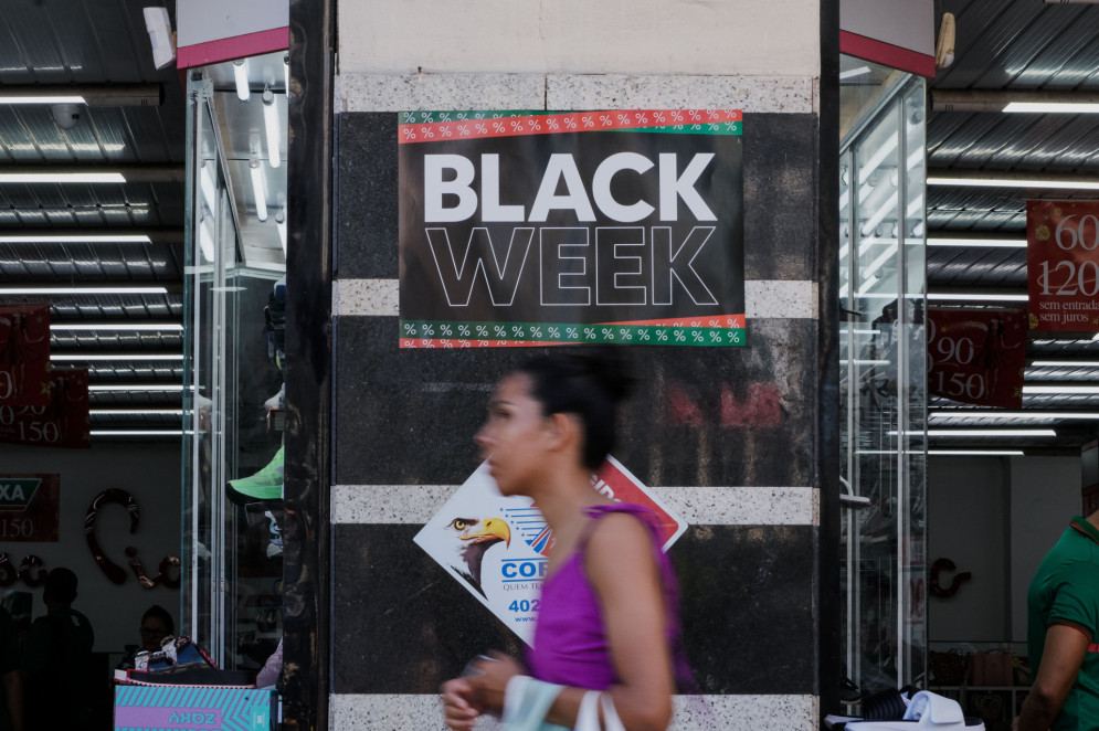 FORTALEZA, CEARÁ, BRASIL, 07-11-2025: Preparação de lojas no Centro de Fortaleza, para a Black Friday. (Foto: Fernanda Barros/ O Povo)
