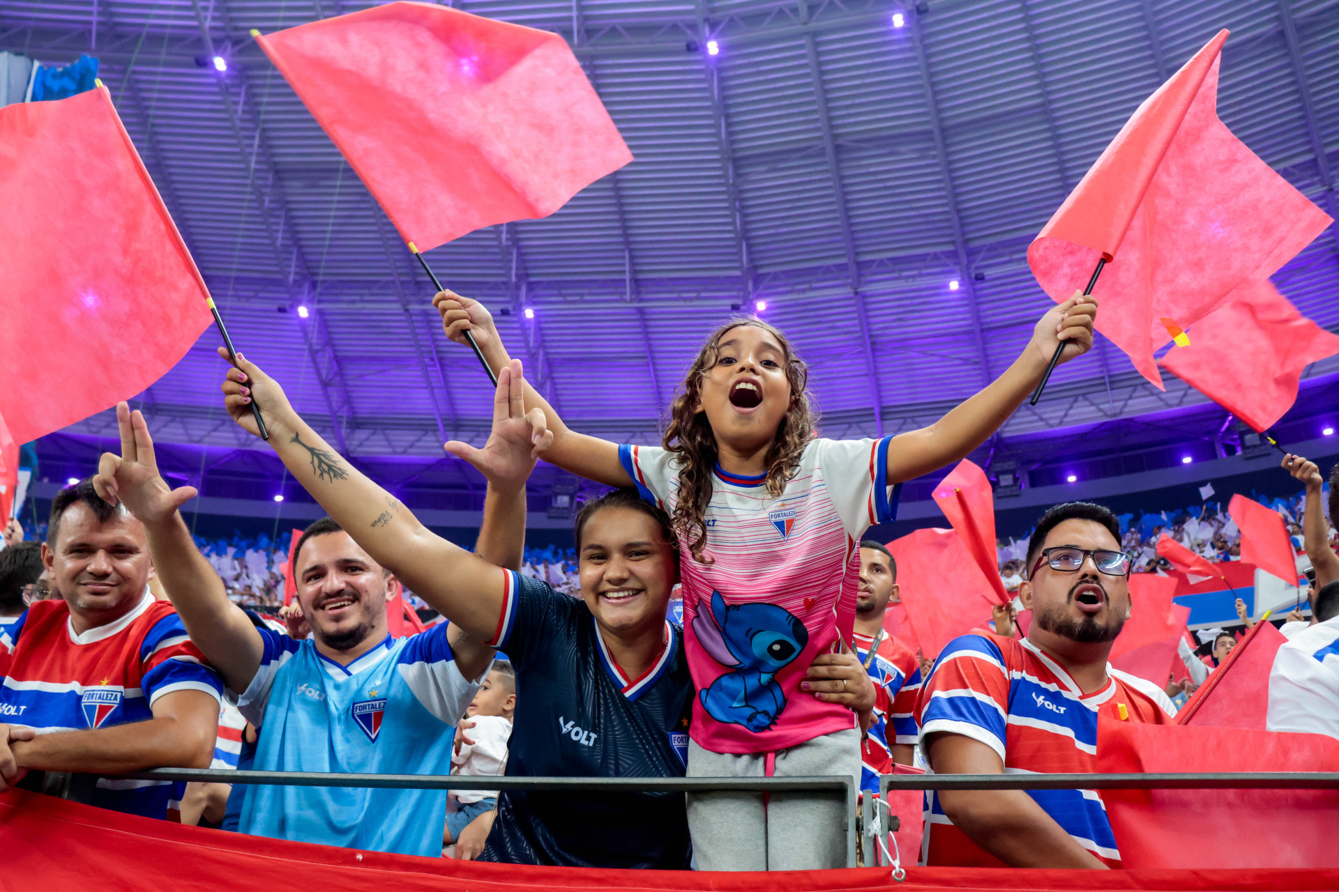 Torcida do Fortaleza tenta apoiar até o último suspiro (Foto: Samuel Setubal)