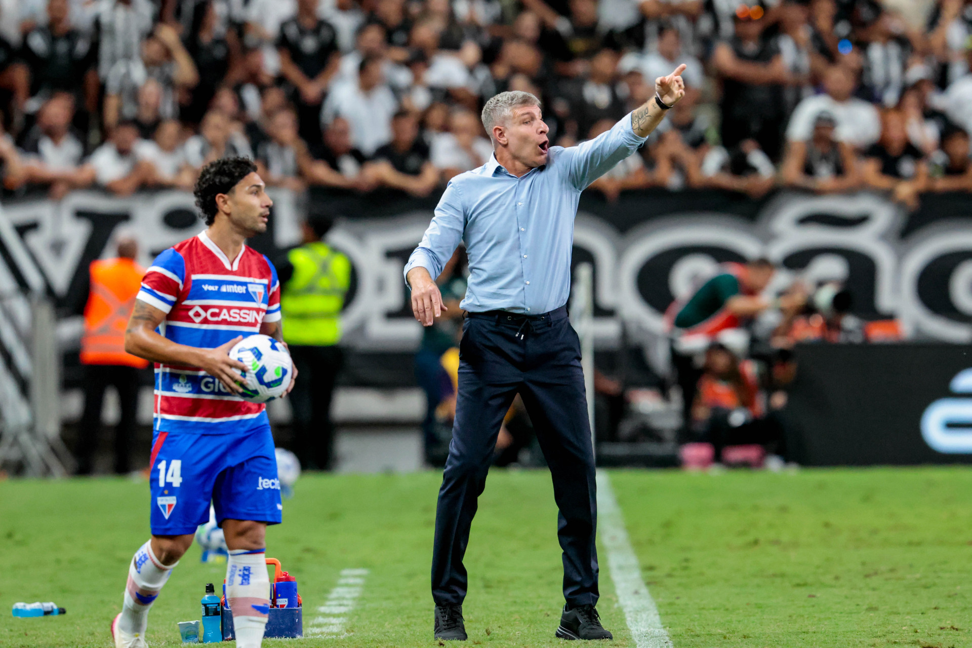 Palermo orienta o Fortaleza durante Clássico-Rei em 2025 (Foto: Samuel Setubal)