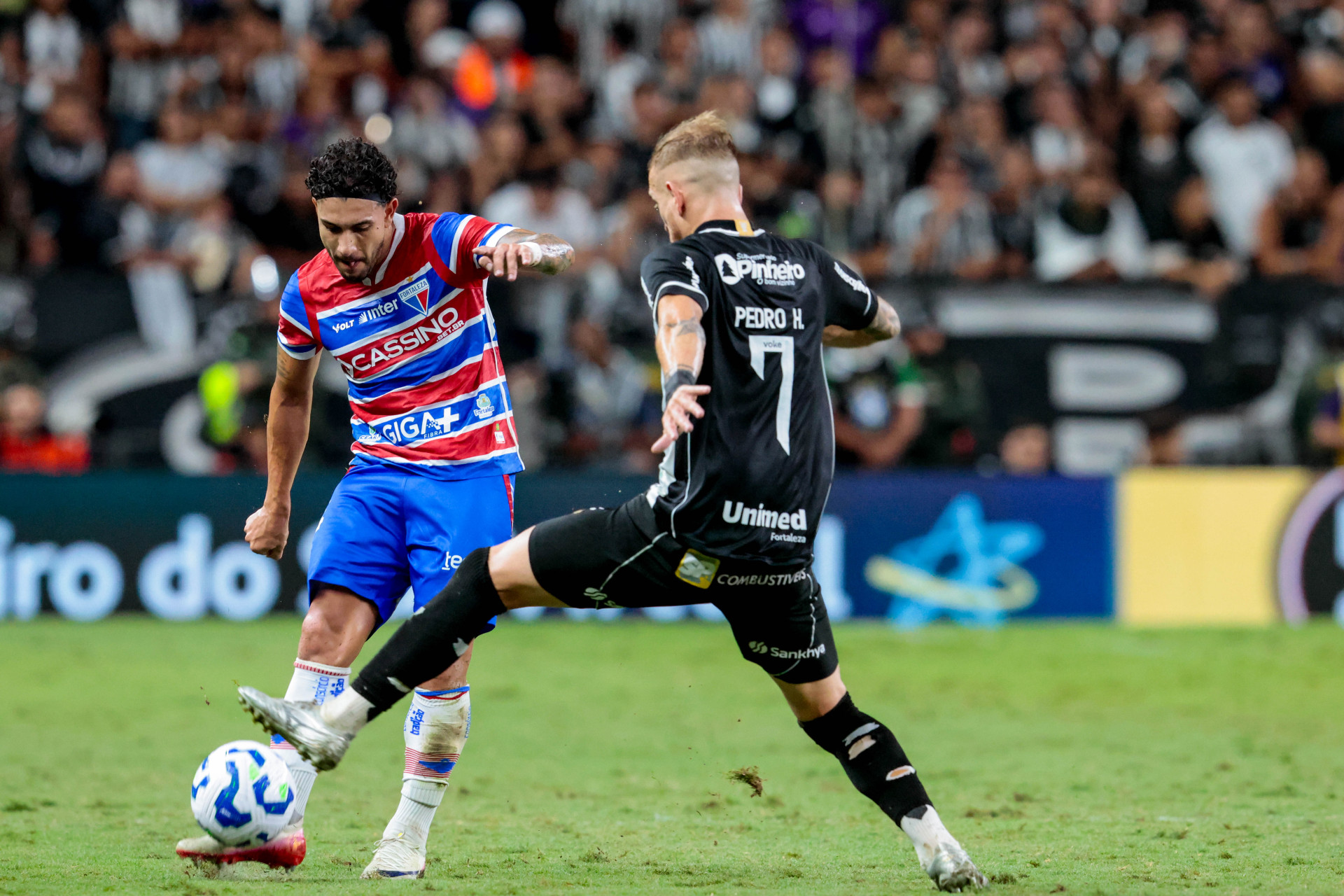 Mancuso e Pedro Henrique durante o Clássico-Rei da quinta passada (Foto: Samuel Setubal)