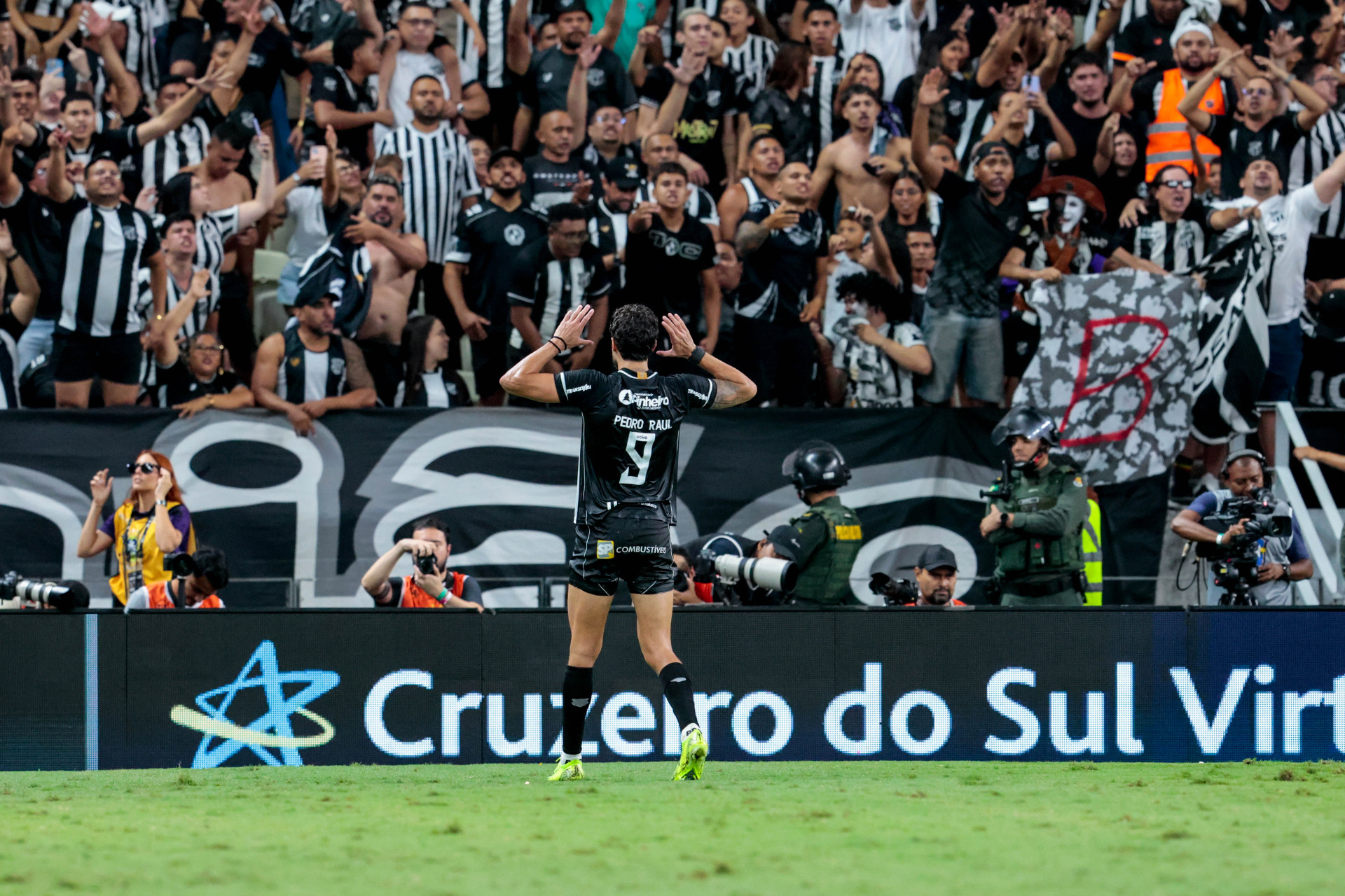 Pedro Raul mostra sintonia com a torcida do Ceará
 (Foto: Samuel Setubal)