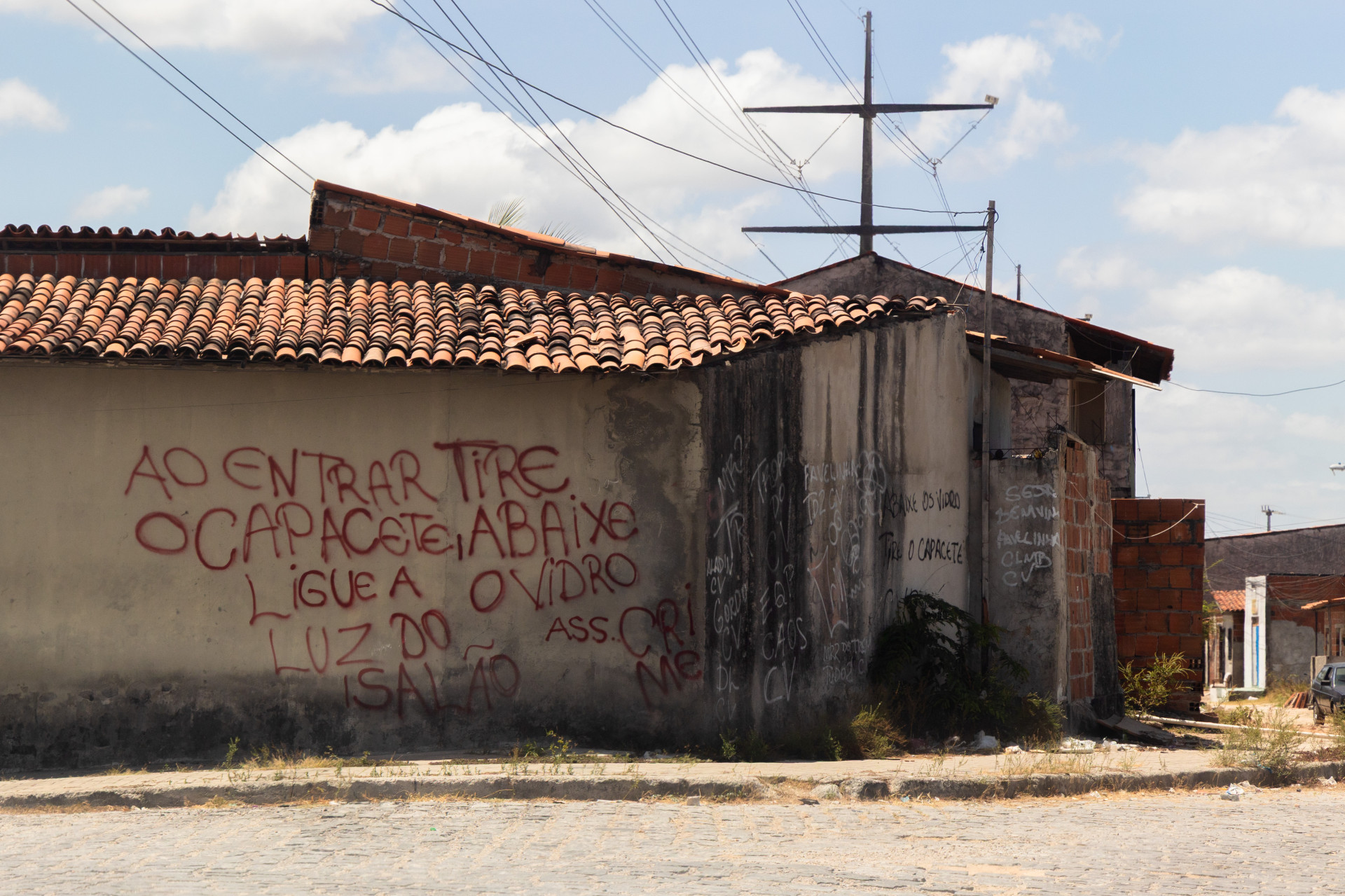 FORTALEZA, CE,  BR - 06.11.25 Frases de advertência do comando vermelho no bairro Jangurussu  (Fco Fontenele/O POVO) (Foto: FCO FONTENELE)