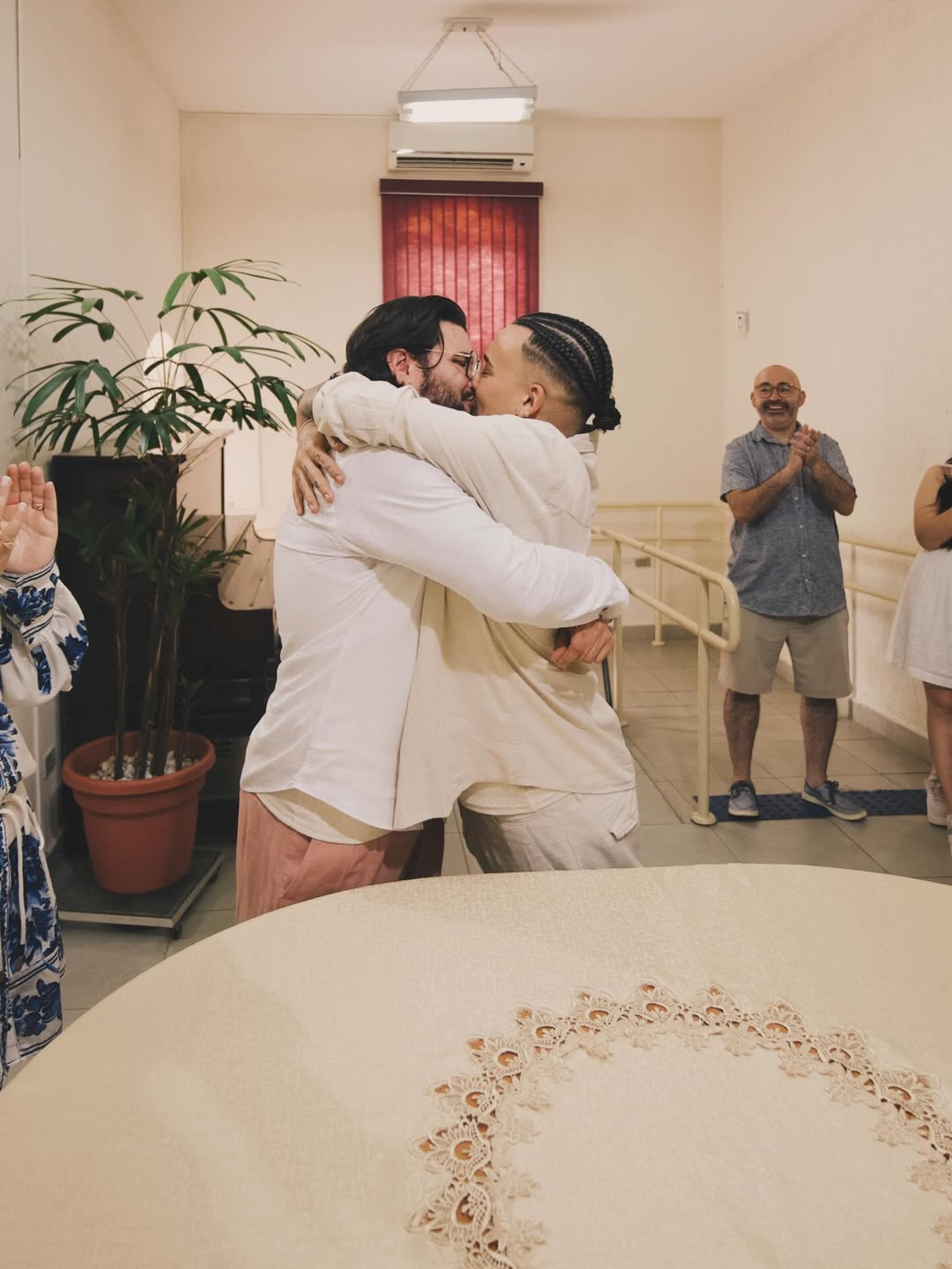Daniel Garcia, ator e cantor e intérprete da drag queen Gloria Groove, se casou com o ceramista Pedro Lopes