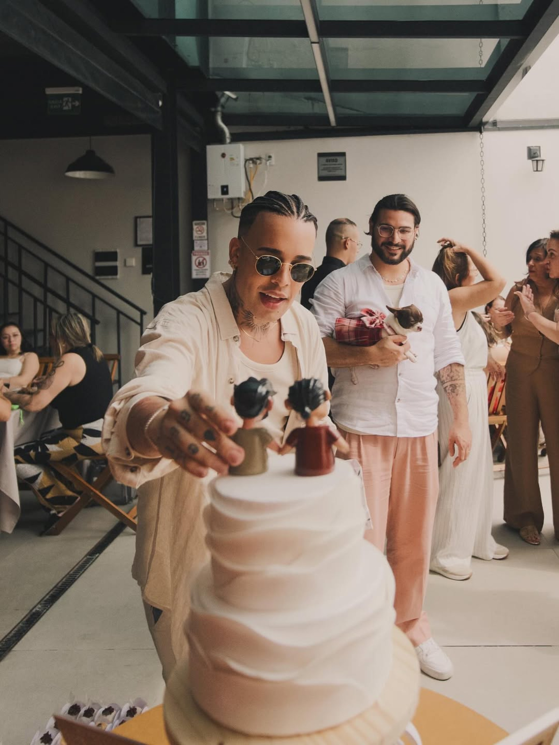 Daniel Garcia, ator e cantor e intérprete da drag queen Gloria Groove, se casou com o ceramista Pedro Lopes