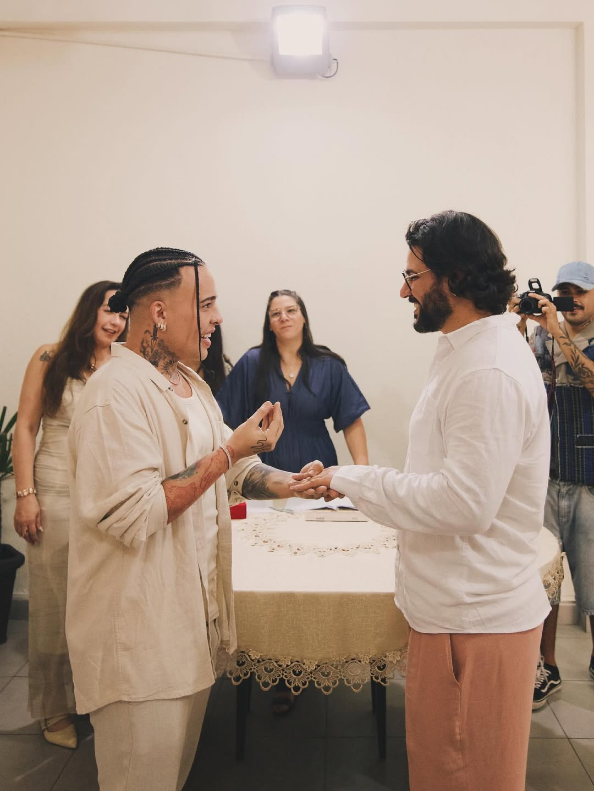 Daniel Garcia, ator e cantor e intérprete da drag queen Gloria Groove, se casou com o ceramista Pedro Lopes