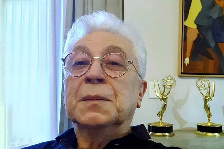 Aguinaldo Silva, autor da novela “Três Graças”, que sucedeu o badalado remake de “Vale Tudo” na TV Globo, compartilhou em sua página no Facebook uma crítica publicada na Folha de S. Paulo. 
