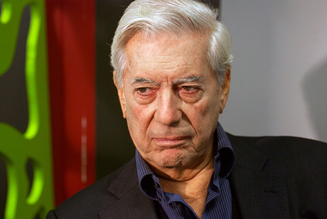 2010 - O peruano Mario Vargas Llosa foi laureado por sua exploração das estruturas de poder. Em obras como Conversa na Catedral, revelou contradições sociais e políticas da América Latina com maestria narrativa e crítica afiada.