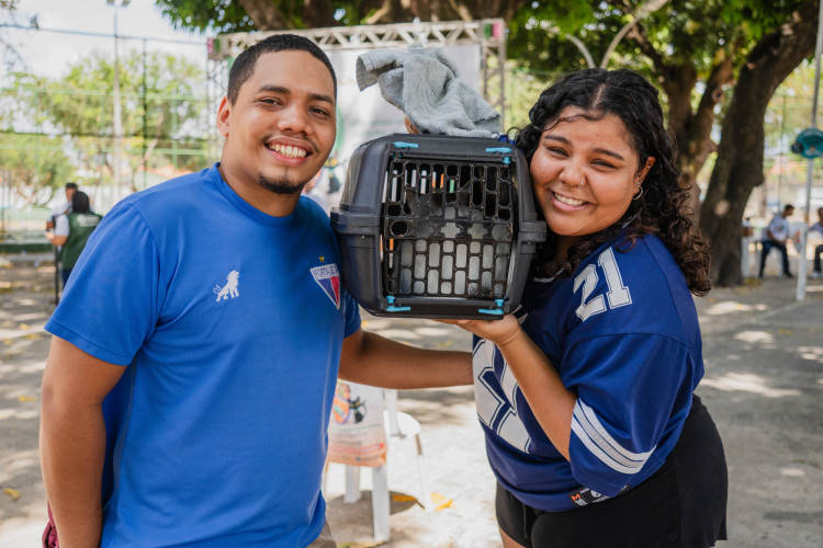 FORTALEZA, CEARÁ, BRASIL, 26-10-2025: Campanha de vacinação antirrábica para cães e gatos, em Fortaleza. A ação ocorreu na Praça Nossa Senhora da Glória. Na foto, Lorena Oliveira e Tiago Bezerra . (Foto: Fernanda Barros/ O Povo)
