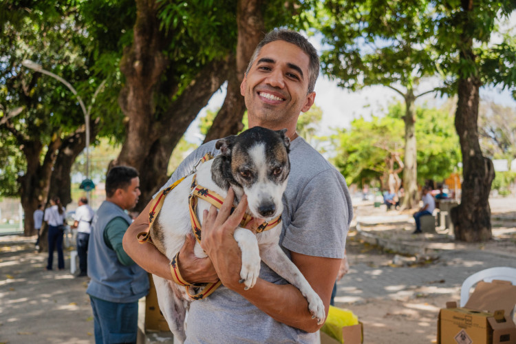 FORTALEZA, CEARÁ, BRASIL, 26-10-2025: Campanha de vacinação antirrábica para cães e gatos, em Fortaleza. A ação ocorreu na Praça Nossa Senhora da Glória. Na foto, Francisco Neuton , 42, e  Fofucho, 8 anos. (Foto: Fernanda Barros/ O Povo)