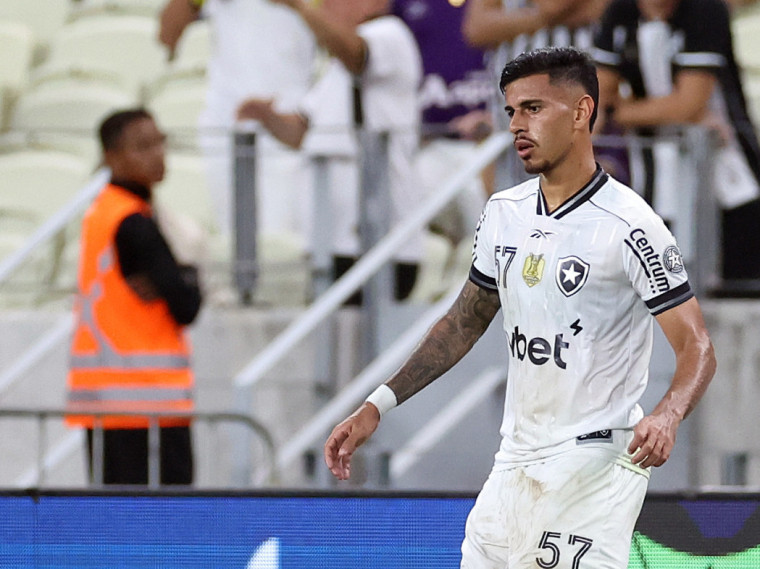 Zagueiro David Ricardo no jogo Ceará x Botafogo, no Castelão, pelo Campeonato Brasileiro Série A 2025