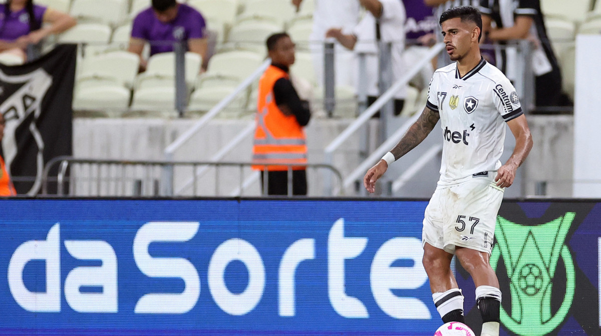 Zagueiro David Ricardo no jogo Ceará x Botafogo, no Castelão, pelo Campeonato Brasileiro Série A 2025