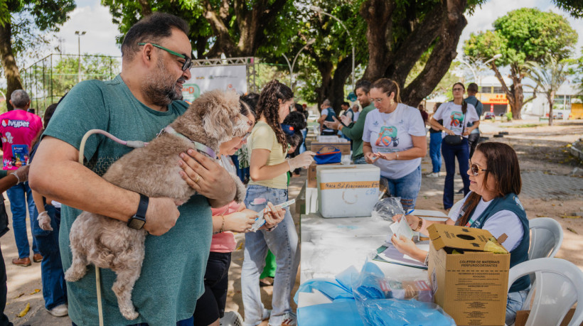 FORTALEZA, CEARÁ, BRASIL, 26-10-2025: Campanha de vacinação antirrábica para cães e gatos, em Fortaleza. A ação ocorreu na Praça Nossa Senhora da Glória. (Foto: Fernanda Barros/ O Povo)