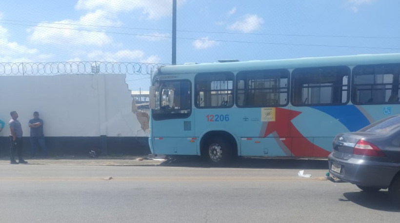 Ônibus colidiu com o muro da sede do Ceará, localizado na Avenida João Pessoa