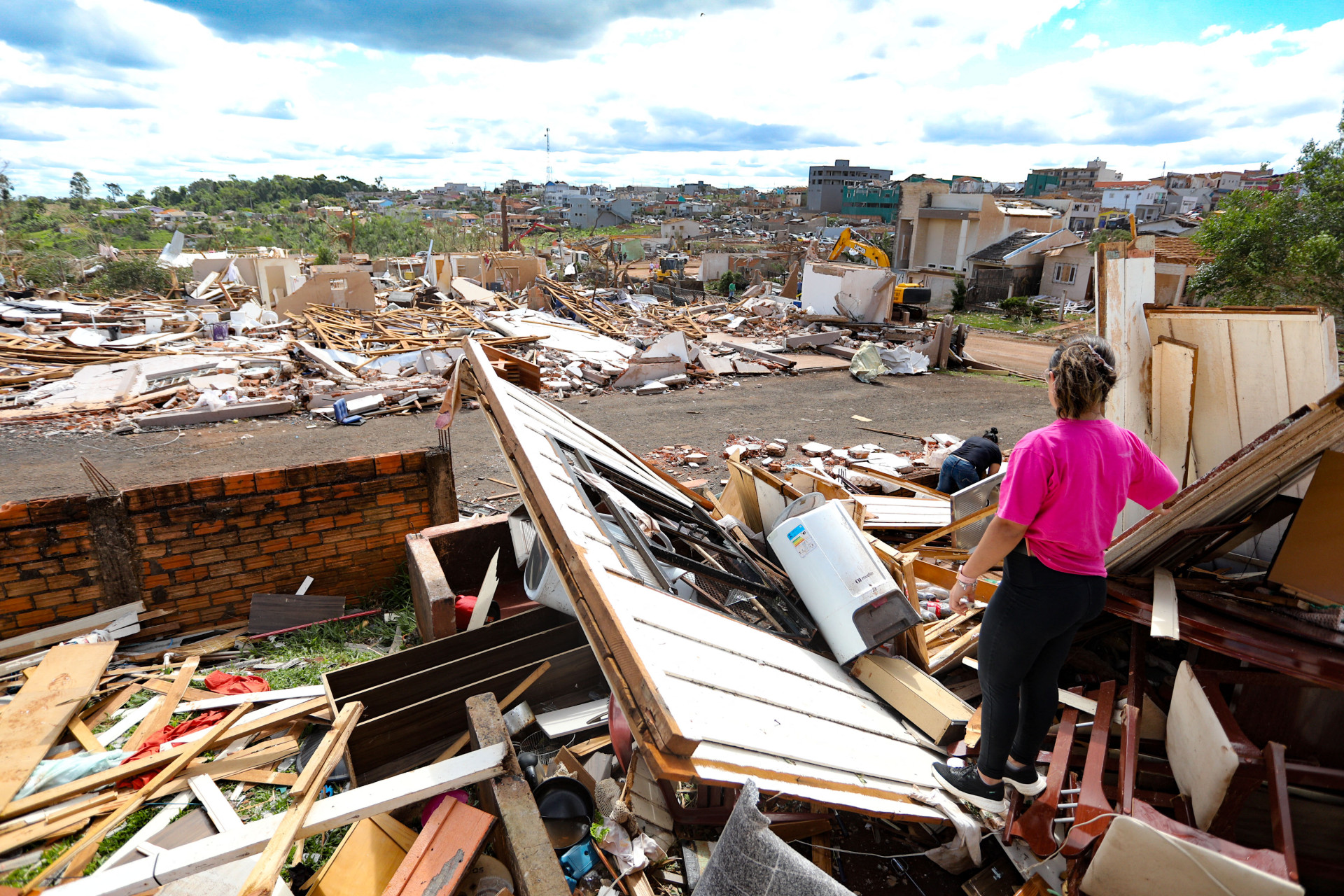 ￼MORADORES passaram o sábado 
avaliando os estragos deixados por tornado (Foto: DANIEL CASTELLANO / AFP)