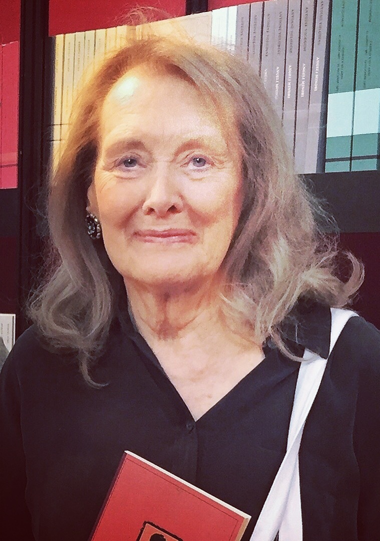 2022 - A francesa Annie Ernaux venceu o Nobel por transformar experiências íntimas em literatura sociológica. Em livros como Os Anos, analisa a mulher, o corpo e a memória com coragem, concisão e impacto político.