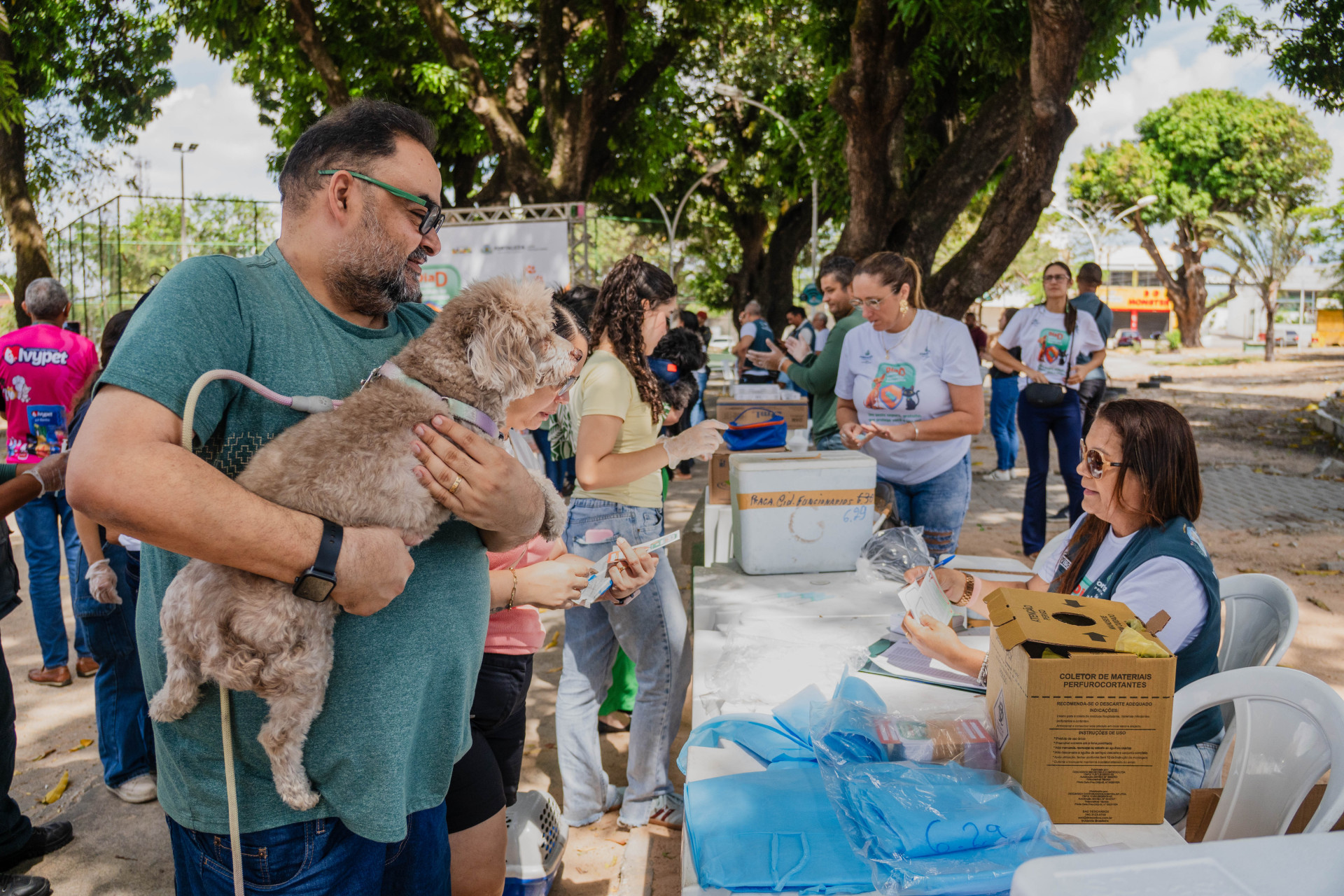 FORTALEZA, CEARÁ, BRASIL, 26-10-2025: Campanha de vacinação antirrábica para cães e gatos, em Fortaleza. A ação ocorreu na Praça Nossa Senhora da Glória. (Foto: Fernanda Barros/ O Povo) (Foto: FERNANDA BARROS)