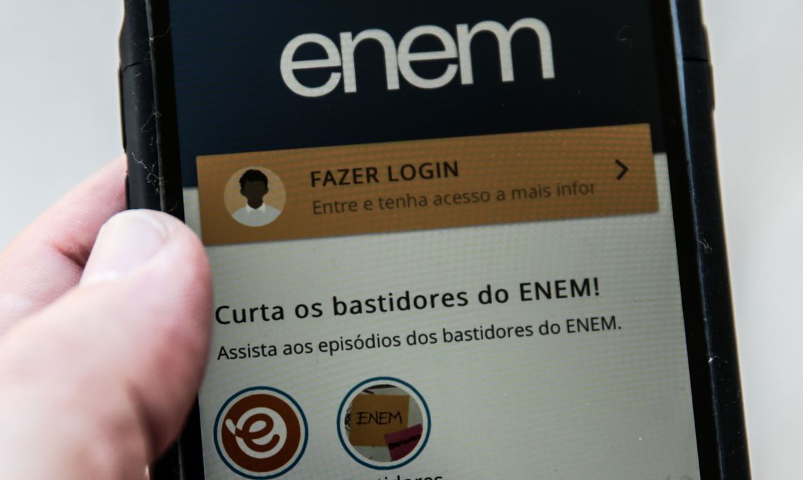 Em 2001 outra novidade: as inscrições começam a ser feitas pela internet, o que facilitou a adesão dos candidatos. 