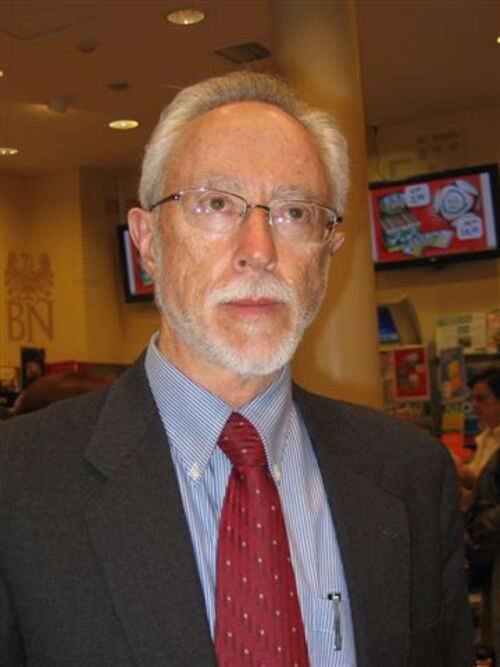 2003 - O sul-africano J. M. Coetzee foi premiado por sua prosa rigorosa e ética. Em obras como Desonra, analisa as tensões sociais, políticas e raciais da África do Sul com estilo direto e profundo.