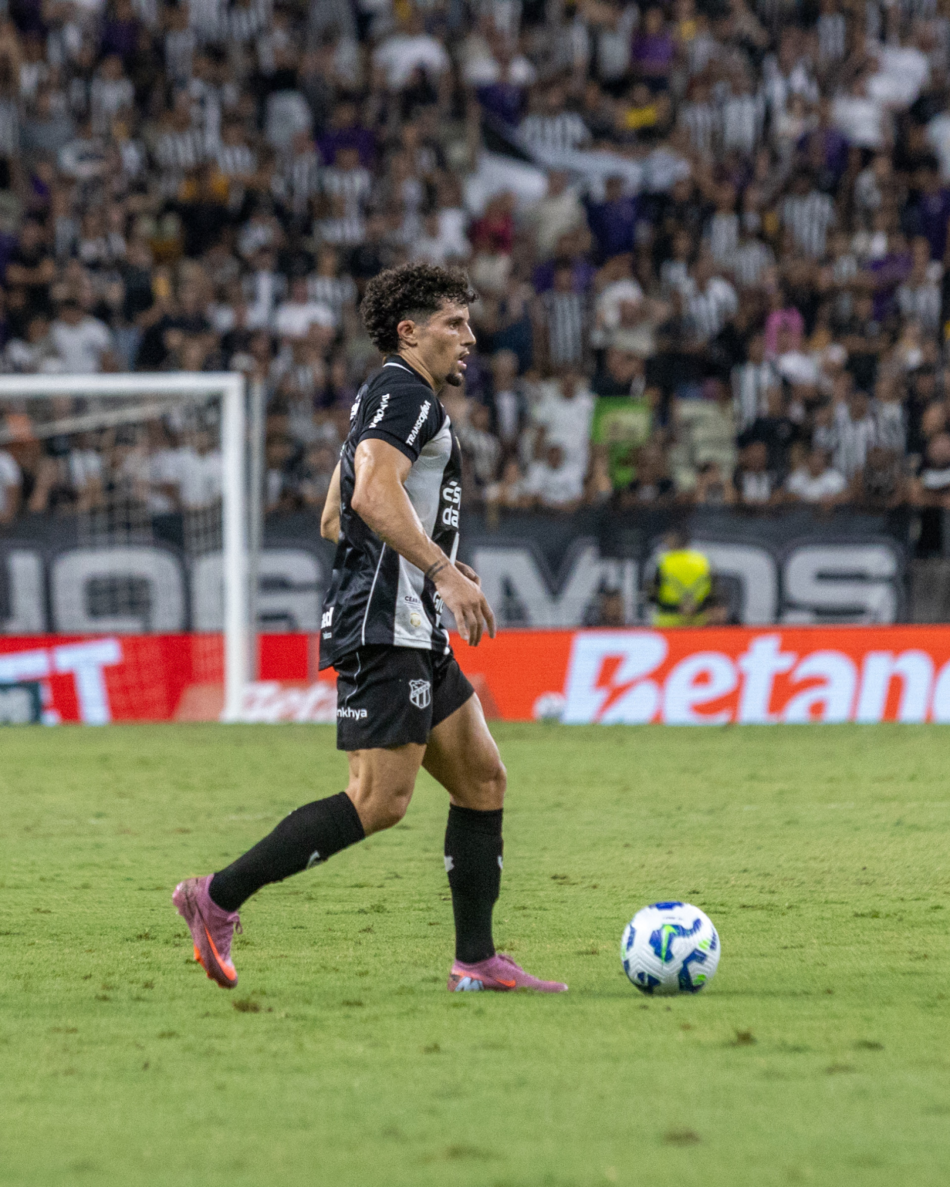Rafael Ramos é o único lateral do elenco com contrato garantido no Ceará para 2026 (Foto: Lucas Emanuel/FCF)