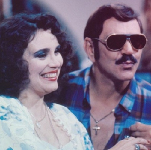 Em 1985, Aguinaldo Silva foi convidado por Boni para escrever “Roque Santeiro”, a partir da sinopse original de Dias Gomes. A novela se tornou um dos maiores fenômenos da história da televisão brasileira.
