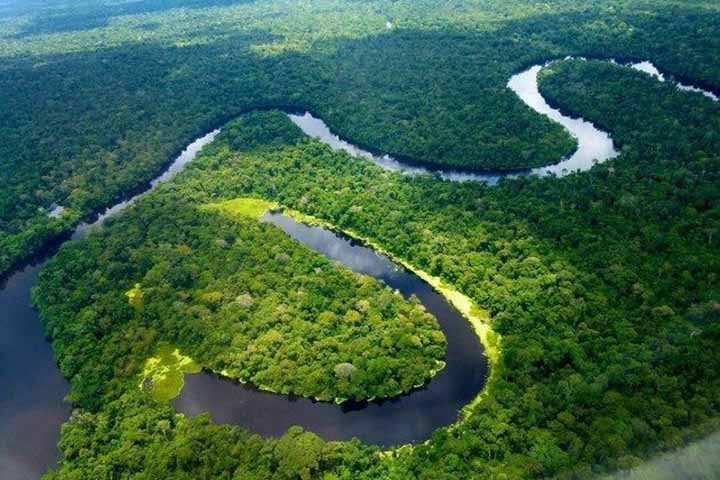 A largura média do rio Amazonas é de cinco quilômetros. Em alguns lugares, de uma margem é impossível ver a margem oposta, por causa da curvatura da superfície terrestre. No ponto onde o rio mais se contrai – o estreito de Óbidos – a largura diminui para 1,5 quilômetro e a profundidade chega a 100 metros.