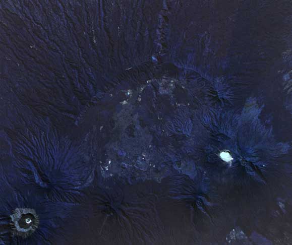 O satélite da missão Copernicus Sentinel-2 registrou recentemente uma imagem que mostra o Lago da Cratera Kawah Ijen, na Indonésia. Esse lugar tem um azul turquesa que parece de um lugar aprazível. Ledo engano.  
