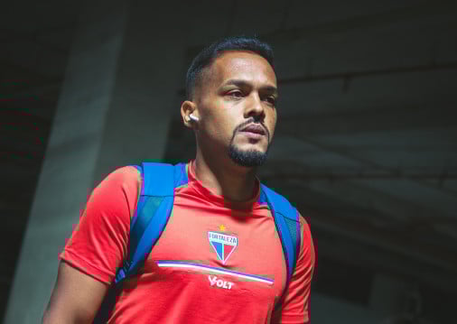 Lateral-esquerdo Bruno Pacheco na chegada ao Castelão para o jogo Fortaleza x Mirassol, pelo Campeonato Brasileiro Série A 2025