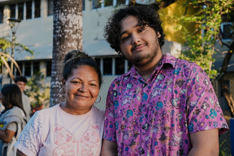 Pedro Paulo Silva (sobrinho), 18, estudante, e Sirleni Rodrigues (tia), 50, auxiliar de produ&ccedil;&atilde;o(Foto: Fernanda Barros)