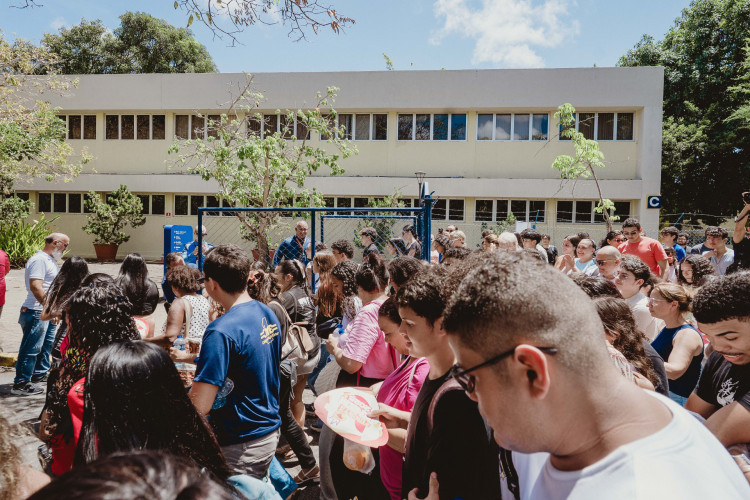 A ausência no segundo dia, sem justificativa, resulta na perda das notas dessas provas
