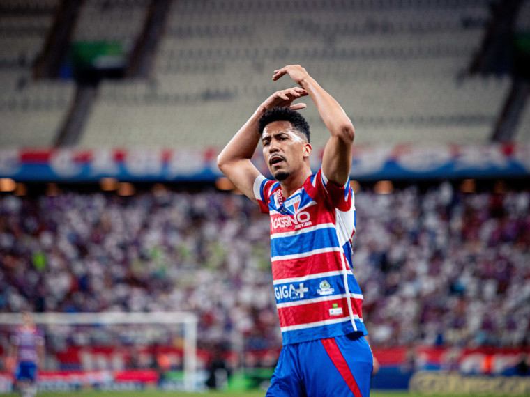 Lateral-esquerdo Weverson no jogo Fortaleza x Mirassol, no Castelão, pelo Campeonato Brasileiro Série A 2025