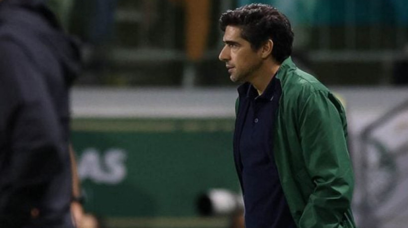 Técnico também evita falar sobre desempenho diante dos times do G6 do Brasileiro e lamenta desfalques para clássico contra Santos 