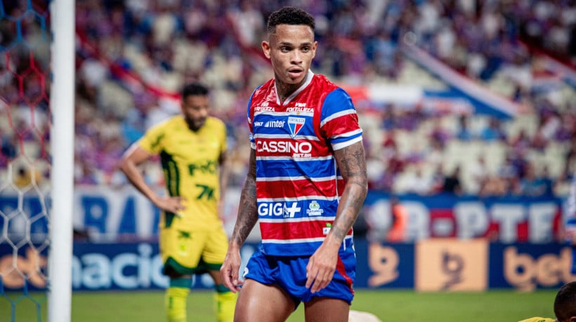 Atacante Allanzinho no jogo Fortaleza x Mirassol, no Castelão, pelo Campeonato Brasileiro Série A 2025