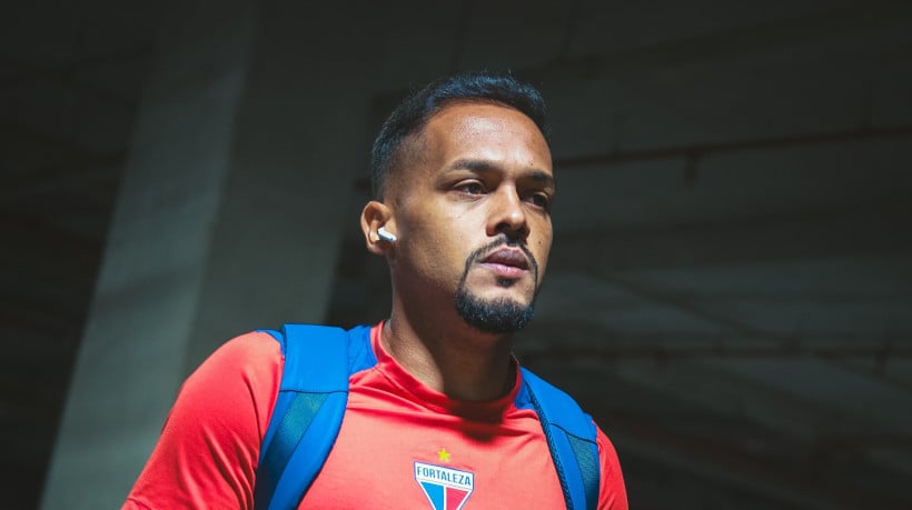 Lateral-esquerdo Bruno Pacheco na chegada ao Castelão para o jogo Fortaleza x Mirassol, pelo Campeonato Brasileiro Série A 2025
