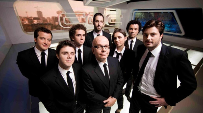 Integrantes do programa CQC, da Rede Bandeirantes, com o apresentador Marcelo Tas ao centro