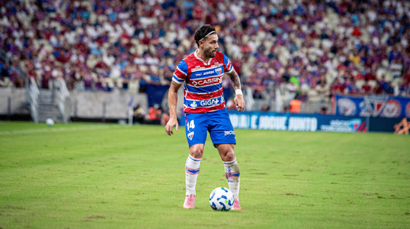 Lateral-direito Mancuso no jogo Fortaleza x Mirassol, no Castelão, pelo Campeonato Brasileiro Série A 2025
