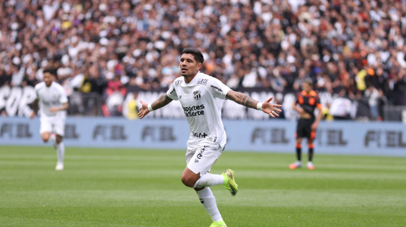SP - BRASILEIRÃO/CORINTHIANS X CEARÁ - ESPORTES - Galeano, do Ceará, comemora após marcar gol durante partida entre Corinthians e Ceará válida pela 33ª rodada do   Campeonato Brasileiro 2025, realizada na Neo Química Arena, em São Paulo, na tarde deste domingo, 9.   09/11/2025 - Foto: MARCUS VINICCIUS SILVA NASCIMENTO/MYPHOTO PRESS/ESTADÃO CONTEÚDO