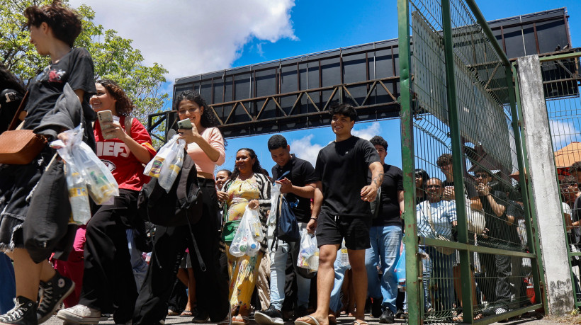 Candidatos entram no campus Itaperi da Universidade Estadual do Ceará (Uece) para o primeiro domingo de provas do Enem 2025 