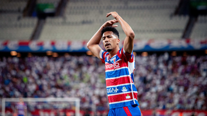 Lateral-esquerdo Weverson no jogo Fortaleza x Mirassol, no Castelão, pelo Campeonato Brasileiro Série A 2025